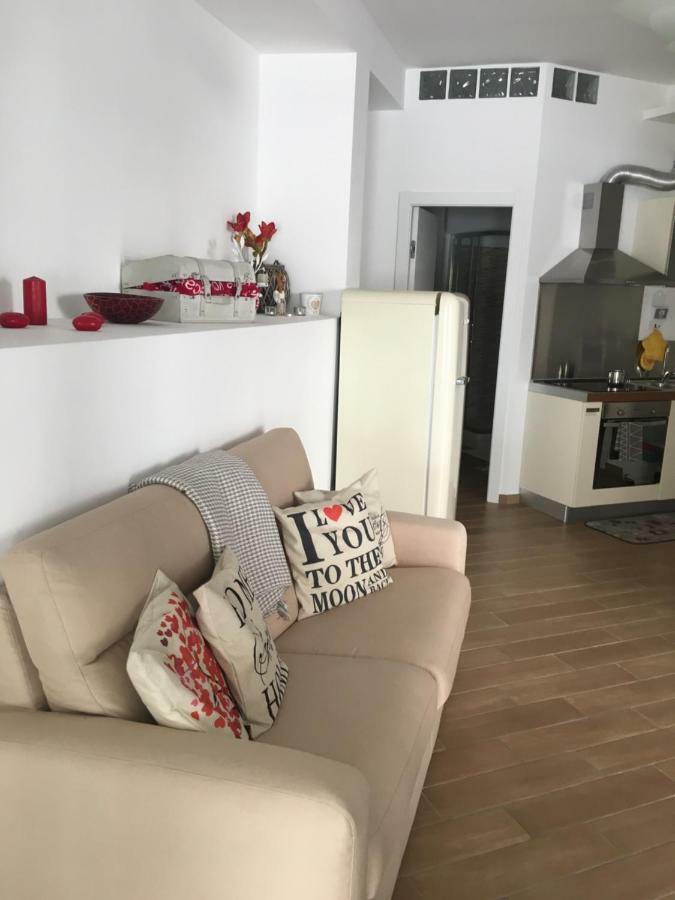 The Shabby House - Charming Seaside Retreat In Central Anzio, Steps From Beach And Train Station Εξωτερικό φωτογραφία